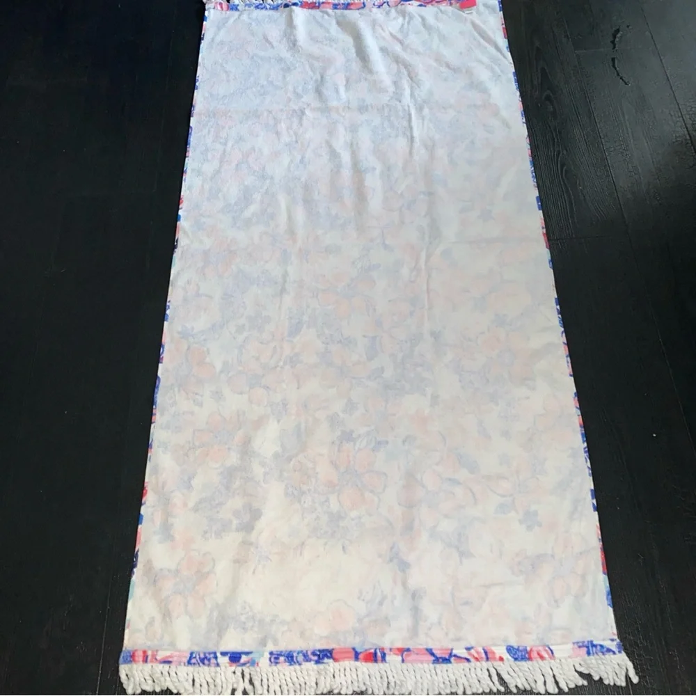 Lilly Pulitzer Beach Towel in Resort White Multi Color Party Like A Lobstar‎